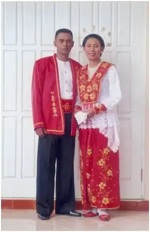 Molukse man en vrouw in traditionele kleding