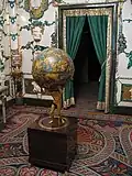 Kamer met wereldbol in Koninklijk Paleis van Madrid.