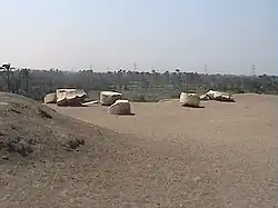 Zicht op de zuilen van het paleis te Memphis