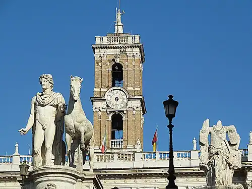 De klokkentoren gezien vanuit de Via delle Tre Pile.
