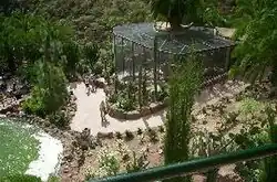 Volière bij waterval