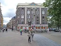 Pand met de klok aan de zuidzijde van de Nieuwmarkt, met een Chinese toko op de begane grond (2011)
