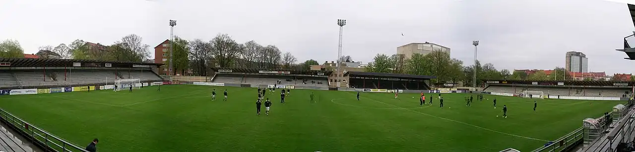 Een panorama van Malmö IP, genomen in 2008 vanaf de zuidelijke tribune. Rechtsachter is een tribune uit de jaren 20 van de twintigste eeuw te zien.