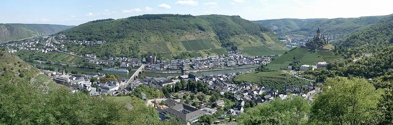 Panorama van Cochem met de Rijksburcht Cochem aan de rechterzijde