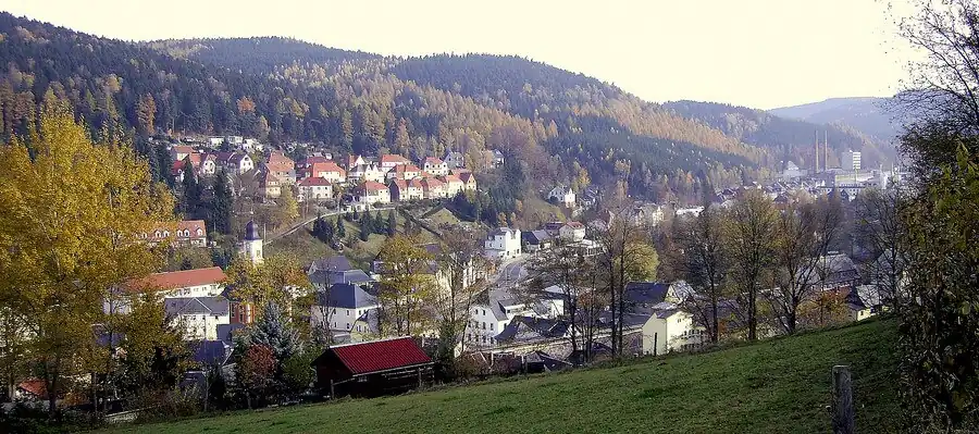 Gezicht op Schmiedeberg. Rechts op de foto, in het zuidoosten, de gieterij.