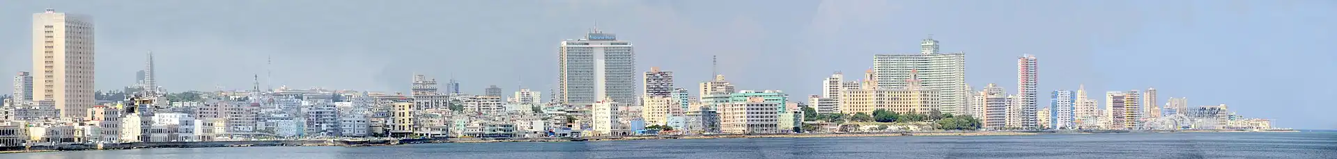 Panoramafoto van de Malecónboulevard in Havana
