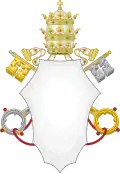 Klassiek pauselijk wapen met tiara. De laatste twee pausen gebruikten beiden unieke externe ornamenten.