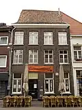 Huis met ankerjaartal 1611. Zadeldak evenwijdig aan de straat