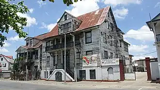 In de panden Waterkant 32 en 30 zetelt het hoofdkantoor van het Ministerie van Sociale Zaken en Volkshuisvesting.