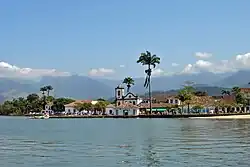 Uitzicht op Paraty met de Igreja de Santa Rita dos Pardos Libertos vanuit de baai