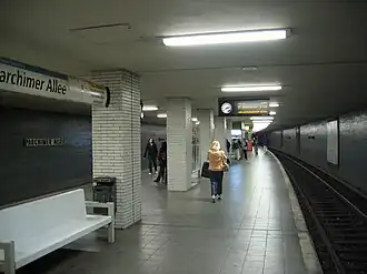 Het functioneel ingerichte perron van station Parchimer Allee