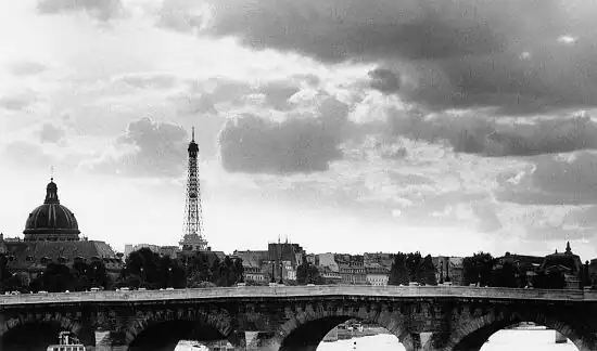 Eiffeltoren met de Pont Neuf op de voorgrond
