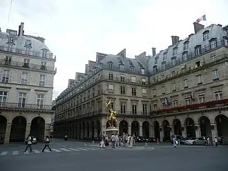Het Place des Pyramides met ruiterstandbeeld van Jeanne d'Arc