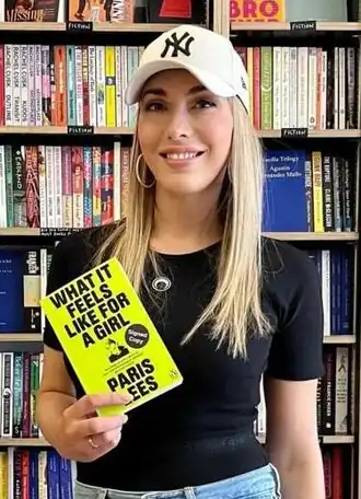 Paris Lees met een kopie van haar boek "What it feels like for a Girl" in 2022.