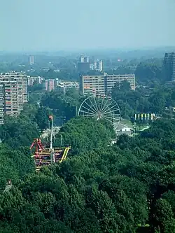 Aan het einde (noordkant) van de kermis staat het reuzenrad
