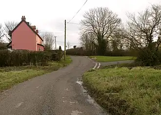 Driesprong in Button's Green. De weg naar rechts leidt naar Knight's Hill Farm