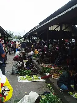 Gezicht op een deel van de markt van Wamena