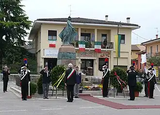 Ceremonie bij het gemeentehuis van Pastrengo