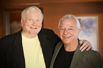Pat Conroy (links) met collega-auteur Tom Poland in 2013