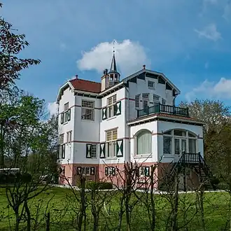 Huize Weltevreden vanaf het meertje gezien