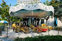 Draaimolen met muziekinistrumenten