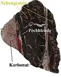 Een stuk erts met pekblende, een uranium bevattend mineraal, uit deze schacht opgedolven
