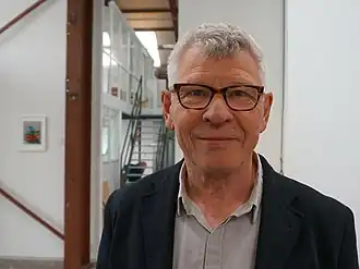 Peer Veneman op zijn tentoonstelling Heavy Load in Nieuw Dakota, Amsterdam-Noord, 2014