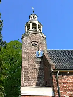 Zonnewijzer aan de zuidzijde.