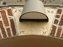 Gedenksteen met bouwjaar van de toren (herbouw).