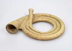 Pelgrimshoorn in de vorm van een waldhoorn (ca. 1425-1525), gevonden in Middenmeer (Hollands Kroon)