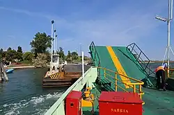 De veerpont naar het Lido verlaat de pontbrug van Santa Maria del Mare