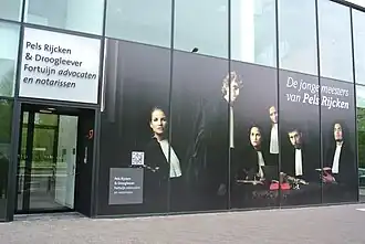 Gevel van advocatenkantoor Pels Rijcken, met uitbeelding van advocaten in de stijl van de Hollandse meesters