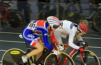 Victoria Pendleton (l) en Guo Shuang (r) aan het sprinten op de WK van 2010