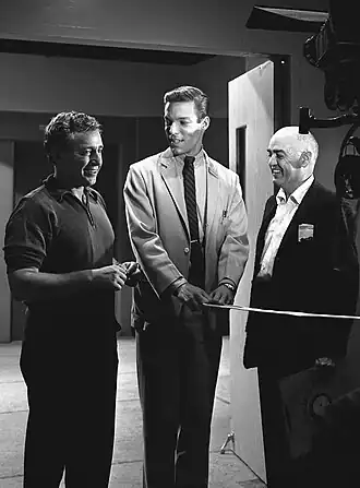 Richard Chamberlain (midden) met regisseurs Leo Penn en Wilbur Mosier (1964)