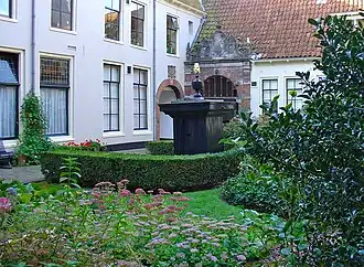 Pepergasthuis met in het midden de pomp uit 1829