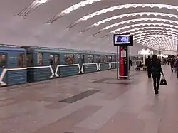 De nood en informatiezuil midden op het perron