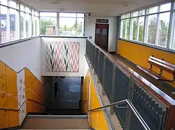 Trap en lift gezien vanaf het perron.