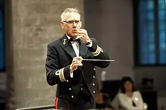 Peter Kleine Schaars als dirigent van de Marinierskapel der Koninklijke Marine