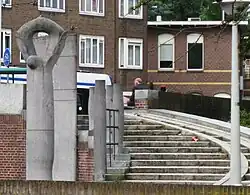 Ankh, het kunstwerk naast de brug.