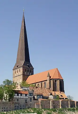 Petruskerk met de oude stadsmuur