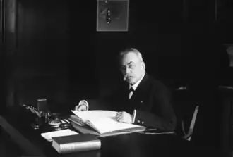 De Hoop aan zijn bureau in het Stadhuis van Sneek.