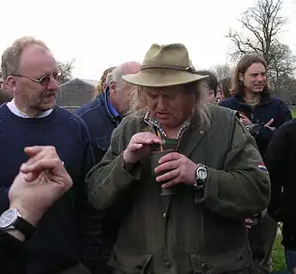 Phil Harding (rechts) tijdens het filmen van Time Team