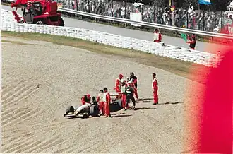 Adams zijn debuut eindigde in de 15e ronde in de grindbak.