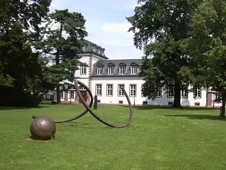 Große Kreisstellung mit Kugel (1988), Schloss Philippsruhe bij Hanau