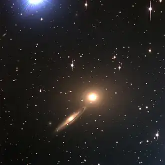 NGC 5091 (links) en NGC 5090