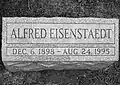 Grafsteen van Alfred Eisenstaedt op de Mt. Hebron Cemetery in Queens, New York.