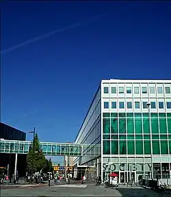 Piazza met de voetgangersbrug naar de parkeergarage Mathildelaan en MediaMarkt