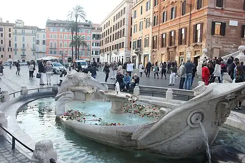 de fontein gezien vanuit het zuiden (in de richting van de Via del Babuino)