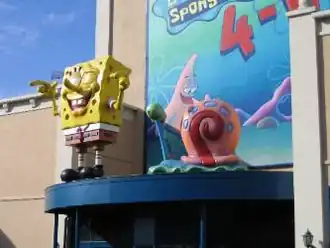 SpongeBob SquarePants (links) met zijn huisdier Gerrit de Slak (rechts), Patrick Ster staat op de achtergrond afgebeeld