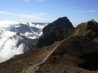 Pico das Torres en het wandelpad vanuit de Pico do Arieiro